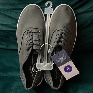 Universal Thread Dark Gray Flat Sneakers in Womens Size 6 | White Siding Lace Up